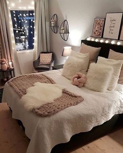 pink and gray dorm room